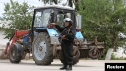 Aktobedäki polisiýa işgäri.