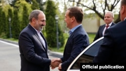 Armenia -- Prime Minister Nikol Pashinian (L) greets his Russian counterpart Dmitry Medvedev in his private residence in Yerevan, April 29, 2019.