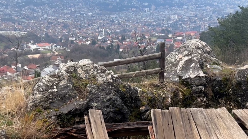 “Turistët snajperistë” dhe “çetnikët e fundjavës”: Kush ishin të huajt në rrethimin e Sarajevës?