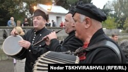 Грузинский коллектив народной песни гастролирует в городах Северной Осетии по приглашению владикавказских коллег. За неполный год это уже третий творческий коллектив из Грузии, выступающий на осетинской земле