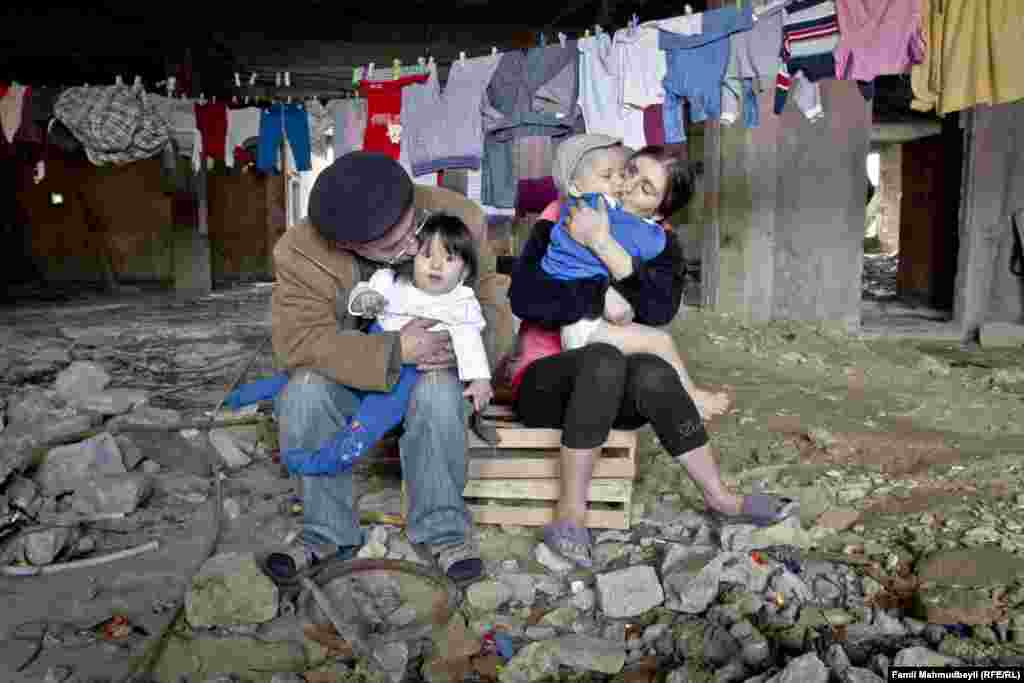 Теперь, единственная радость Лейлы - ее семья: трое детей и муж Танрыверди Саййадов, который пытается нести весь груз на себе. Этих двоих людей объединила не только жизнь, но и общая тяжелая судьба. Танрыверди участник Карабахской войны.