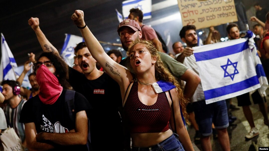 Israelul este blocat de proteste și de o grevă a medicilor. O parte importantă a societății respinge categoric reformele guvernului Netanyahu menite să sporească puterea politicienilor în fața justiției. Imagine din Tel Aviv, 25 iulie 2023
