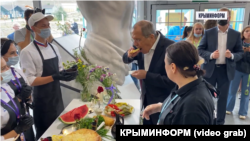 Министр иностранных дел России Сергей Лавров ест пирог во время предвыборной агитации в Крыму. Судак
