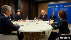 Президент України Володимир Зеленський, генеральний секретар Ради Європи Ален Берсе (у центрі), президентка Молдови Мая Санду та прем’єр-міністр Нідерландів Дік Схооф на полях конференції із запуску Компенсаційної комісії, Гаага, 16 грудня 2025 року