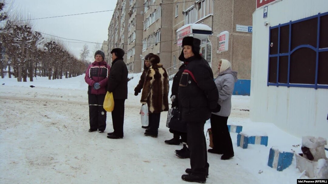 Пенсионеры в Чебоксарах ждут, когда подвезут дешевое молоко 