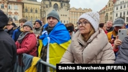 Кілька тисяч людей вийшли на Староміську площу у Празі на мітинг під назвою «Разом за Україну», 23 лютого 2025 року