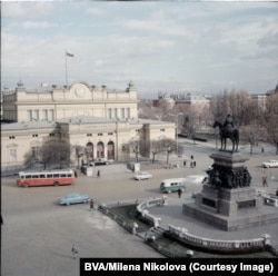 O fotografie realizată de Panaiot Burnev cu vechea clădire a Adunării Naționale din Bulgaria și statuia cunoscută sub numele de Monumentul țarului eliberator, care îl înfățișează pe împăratul rus Alexandru al II-lea. Fotografia a fost făcută în 1965.