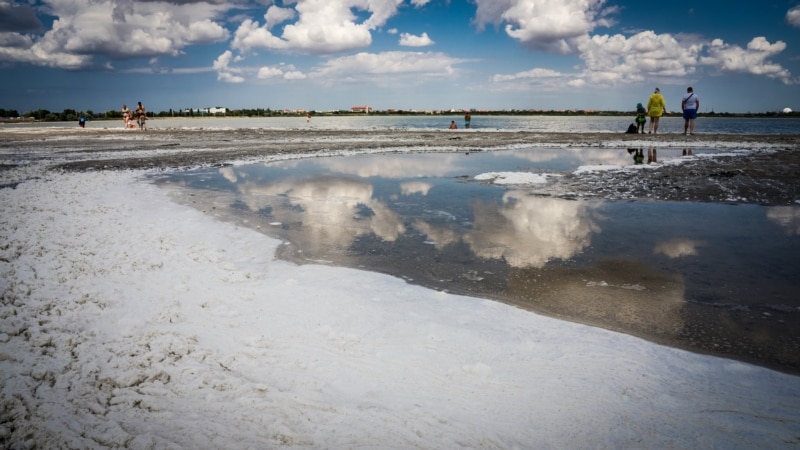Пенный берег Мойнакского озера | Крымское фото дня