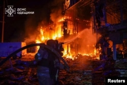 Pompierii încearcă să stingă un incendiu la locul unei lovituri cu dronă rusească, pe fondul atacului Rusiei asupra Ucrainei, în Odesa, în noaptea de 20 spre 21 martie 2025. Imagine publicată de Serviciul de presă al Serviciului de urgență de stat al Ucrainei în regiunea Odesa.