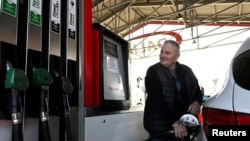 Un șofer își alimentează mașina la benzinăria Dalioil din Dubnica nad Vahom, Slovacia, pe 18 martie 2026.