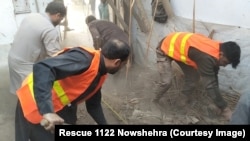 د ژغورنې ادارې رېسکیو ۱۱۲۲ کسان په نوښار کې د پرېوتې کوټې له ملبې کسان راوباسي ـ نومبر ۲۲، کال ۲۰۲۵ز