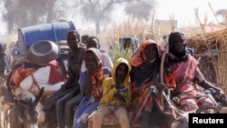 د چټک ملاتړ ځواک تر برید وروسته بې کوره وګړي له زمزم کیمپه روان دي - د اپرېل ۱۵مې انځور.