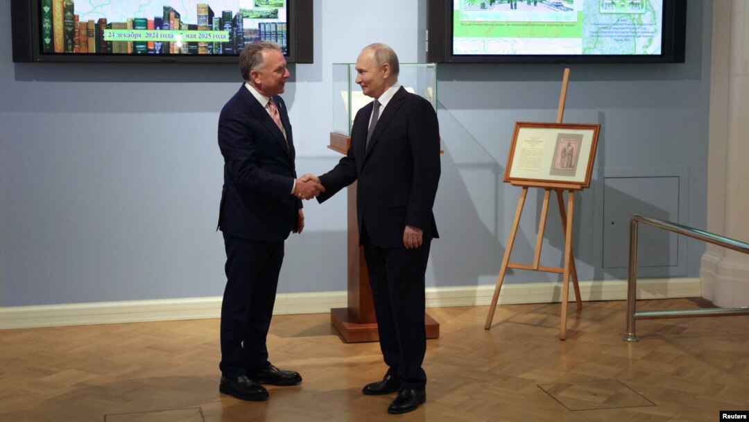 Стивен Уиткофф и Владимир Путин перед началом переговоров в Петербурге, 11 апреля 2025 года

