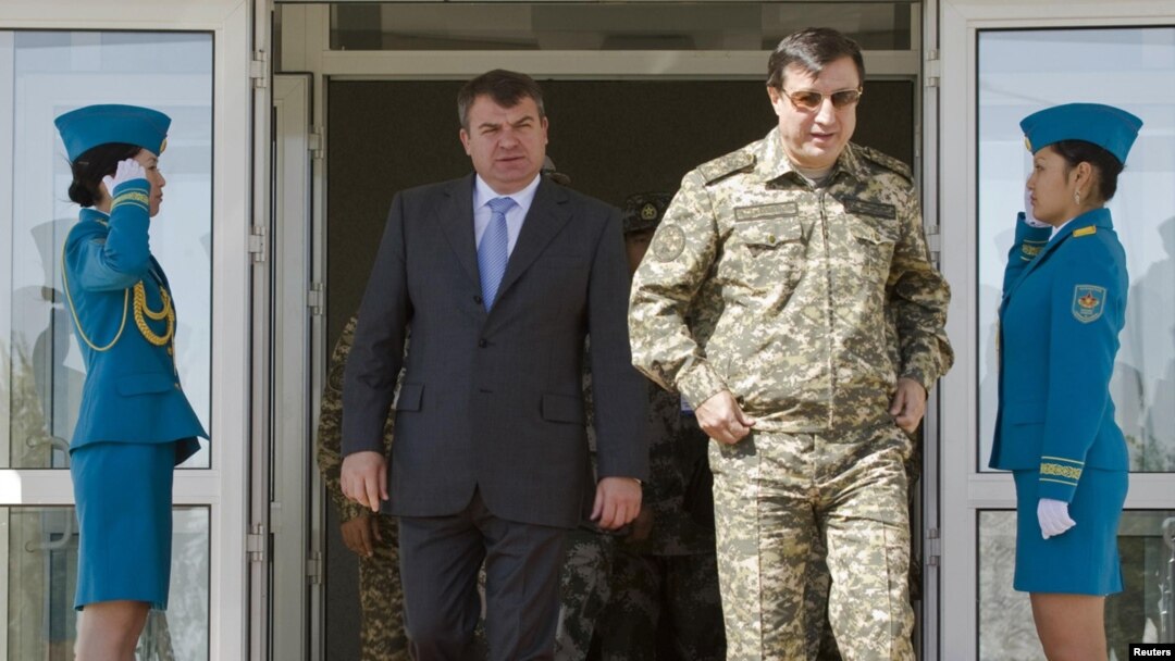 Әділбек Жақсыбеков, Қазақстанның қорғаныс министрі (оң жақта) және Анатолий Сердюков, Ресейдің қорғаныс министрі Мәтібұлақ әскери полигонында. 24 қыркүйек 2010 жыл