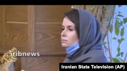 عکس از ویدیویی گرفته شده که خبرگزاری صدا و سیمای ایران از لحظه آزادی کایلی مور-گیلبرت منتشر کرد