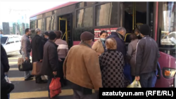 Armenia - Ethnic Armenian refugees board a bus in Yerevan that will transport them back to Nagorno-Karabakh, November 14, 2020.