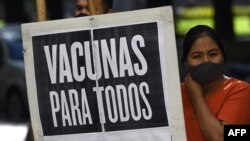 'Vakcine za sve', piše na plakatu na protestu ispred kancelarije Svjetske zdravstvene organizacije u Buenos Airesu, Argentina, april 2021.