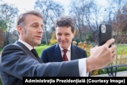 Președintele Franței, Emmanuel Macron, își face un selfie, la Palatul Elysee, cu președintele României, Nicușor Dan - Paris, Franța, 9 decembrie 2025.