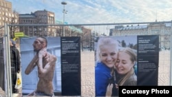 Вуличні інформаційні стенди з листами і фотографіями українських військовополонених у Гельсінкі. Фінляндія, 2025 рік