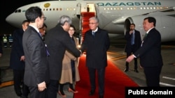 Қазақстан президенті Қасым-Жомарт Тоқаевты Токио әуежайынан қарсы алған сәт. Токио, 17 желтоқсан 2025 жыл. Ақорда таратқан сурет.