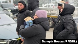 საარქივო ფოტო - ქალაქი დნეპრი, 22 იანვარი, 2026 წელი, რუსეთის თავდასხმის შედეგად დაზიანებულ სახლთან ხალხი დგას