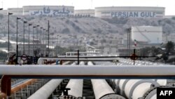 Unul din statele care ar putea suplimenta producția mondială de petrol este Iranul. Dar autoritățile de la Teheran nu sunt frecventabile, în termenii democrațiilor occidentale și a respectării drepturilor omului.