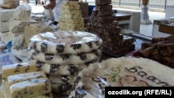 Сенат ўтган йил сентябридаги икки кунлик тадбир дастурхонига ҳар бири 387 минг сўмлик 15 дона ҳолва олгани ҳам қайд қилинган. 