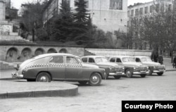 ტაქსების გაჩერება რუსთაველის ძეგლთან