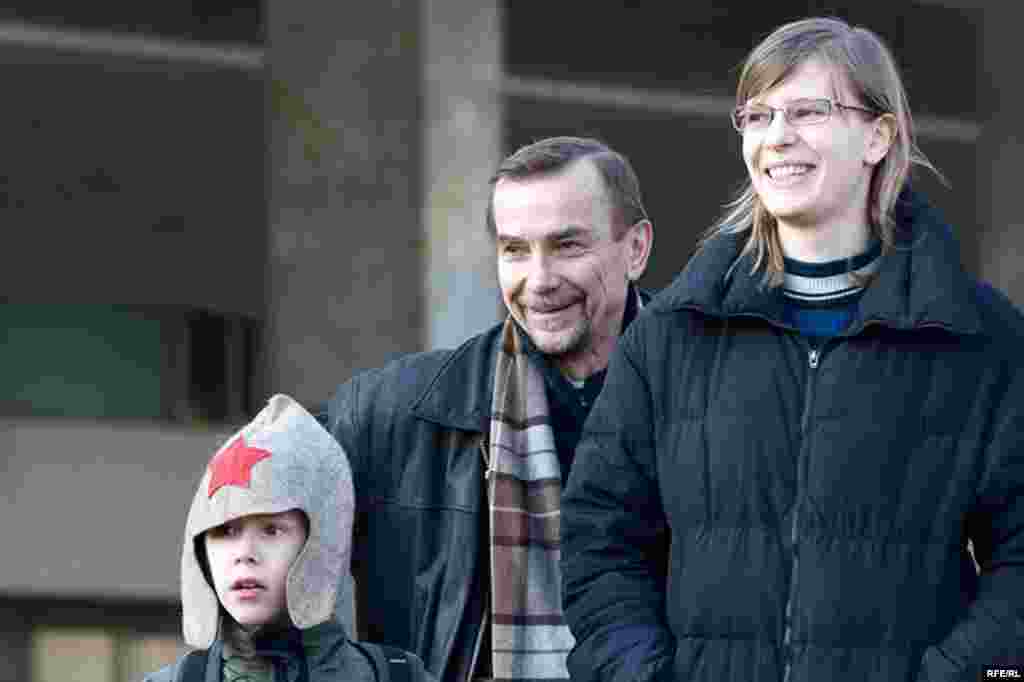 На митинге выступили председатель движения "За права человека" Лев Пономарев, член Федерального совета ОГФ Марина Литвинович...