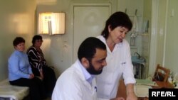 Табиб Бәсел Рушди, шәфкать туташы Сәрия Константинова авырулар белән
