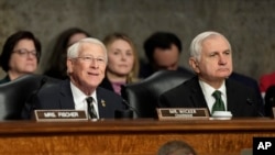 Senatorul republican Roger Wicker (stânga)