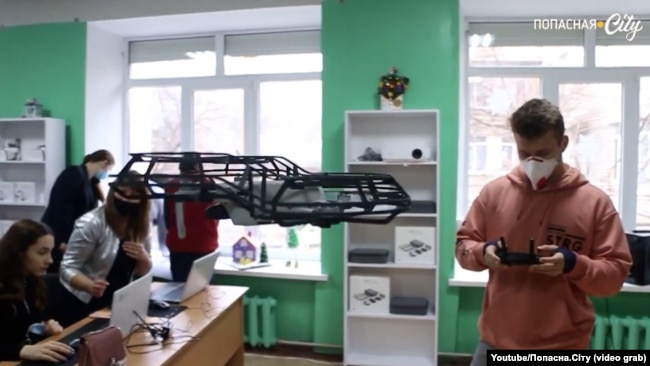 Підлітки займаються в попаснянському іноваційному центрі STEAM-освіти