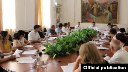 Armenia - Mayor Gevorg Parsian speaks during a session of Kapan's municipal council, August 9, 2021.