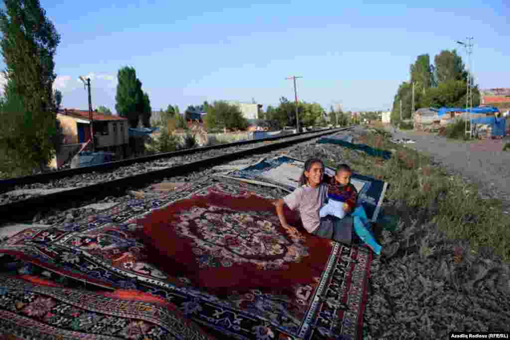 Qatar reysləri yaxınlığında istirahət edən uşaqlar.