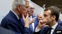 Francuski predsjednik Emmanuel Macron i novi premijer Michel Barnier; fotografija iz 2019. godine