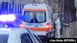 Ambulanța aduce un suspect de coronavirus la spitalul de boli infecțioase Toma Ciorbă