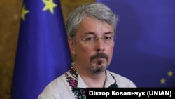 Олександр Ткаченко додав, що наразі під охороною держави перебувають 109 930 пам’яток, понад 130 тисяч об’єктів культурної спадщини перебувають на державному обліку