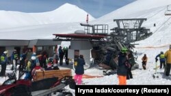 В течение одной минуты 12 гондол наехали друг на друга, образовав металлический затор, под которым оказались люди
