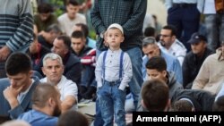 Sa jedne od bajramskih molitvi pred džamijom