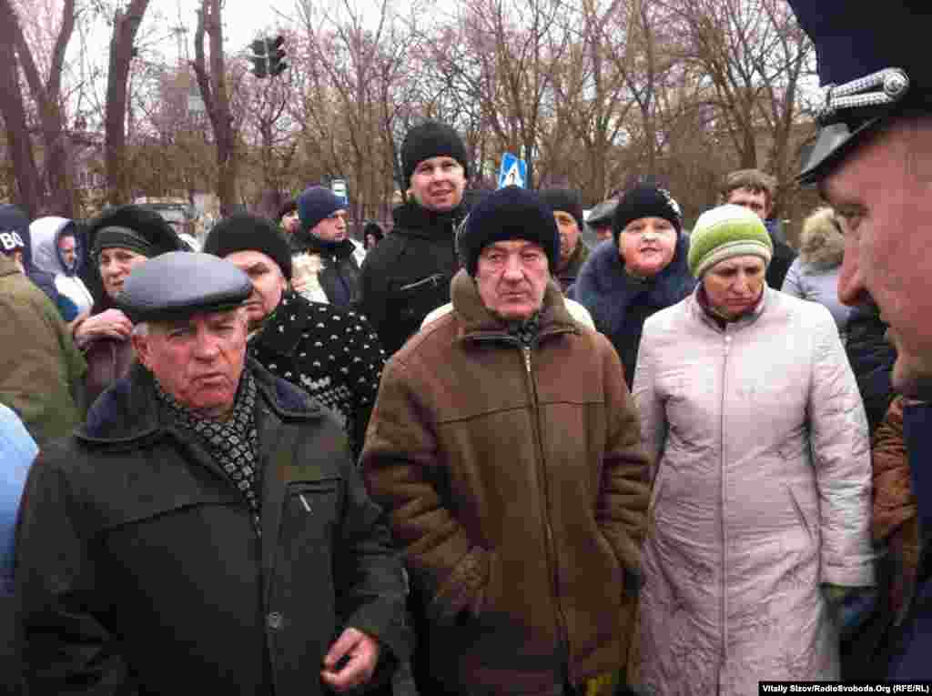 На цьому місці постійно перебувають декілька десятків людей, вони звинувачують українських військових в цьому ДТП. За їхніми словами, військові були п&#39;яні