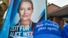 Un poster cu Alice Weidel, co-liderul al Alternativei pentru Germania (AfD), în unei șepci cu mesajul „Make Duisburg great again”, în orașul Duisburg din vestul Germaniei, în timpul campaniei electorale pentru alegerile federale din februarie 2025.