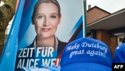 Një poster i bashkëdrejtueses së AfD-së, Alice Weidel.