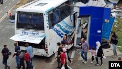  Автобусът, каран от Омар Аднан, който блъсна двамата служители на реда през август 2022 година 