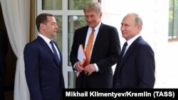 Портпаролот на Кремљ Дмитриј Песков со премиерот Дмитри Медведев и претседателот Владимир Путин