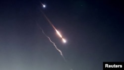 Уламки дрона або ракети в небі над Єрусалимом. 14 квітня 2024 року