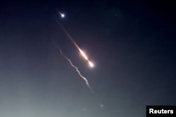 Уламки іранської ракети або дрона світяться в нічному небі над Єрусалимом. 14 квітня 2024 року
