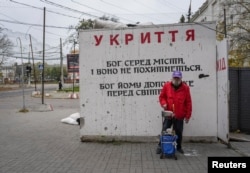 Херсонец кая бэтоннага сховішча на вуліцы, 27 кастрычніка 2026