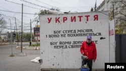 Чоловік стоїть біля укриття в Херсоні, який кілька днів живе без постійних російських ударів, кінець жовтня 2026 року