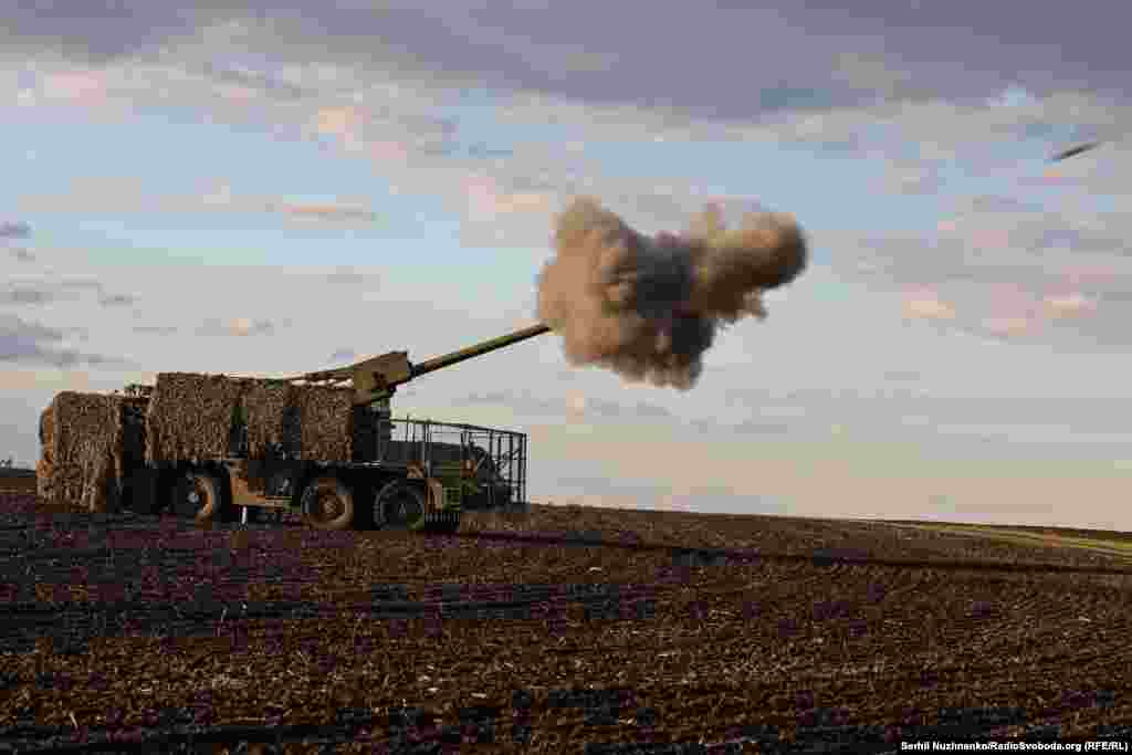 Артилеристи 15-ї окремої бригади оперативного призначення «Кара-Даг» Національної гвардії України ведуть вогонь із самохідної гаубиці «Zuzana 2» по російських військах на Куп'янському напрямку, 10 травня 2025 року