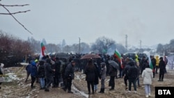 Хора са се събрали да пазят кошарите във Велинград и да попречат на властите да влязат в тях, 30 ноември 2024 г.